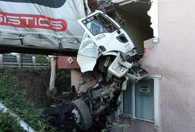 Sürücü hayatını kaybetti, evdekiler deprem korkusu yaşadı