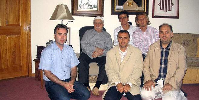 Eski futbolcular FETÖ elebaşı Gülen ile aynı karede