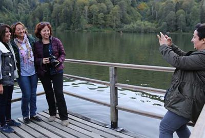 Karagöl sonbaharın ilk ziyaretçilerini ağırlamaya başladı