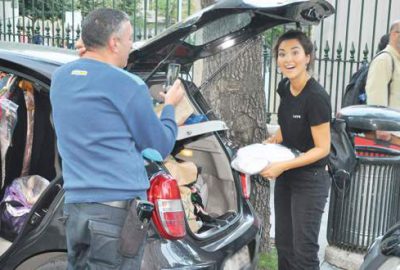 Gardrobunu arabasında taşıyor