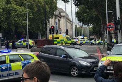 Londra’da bir araç yayalara çarptı