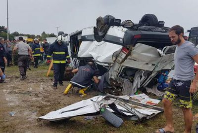 Turistleri taşıyan midibüs devrildi: 3 ölü, 10 yaralı