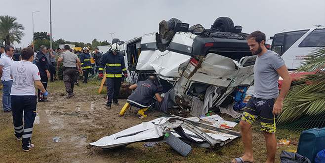 Turistleri taşıyan midibüs devrildi: 3 ölü, 10 yaralı