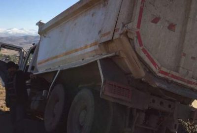 Kamyonet şoförü otomobile çarpmamak için kaza yaptı