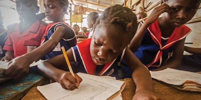 Dünya, kadın okur yazar oranında sınıfta kaldı