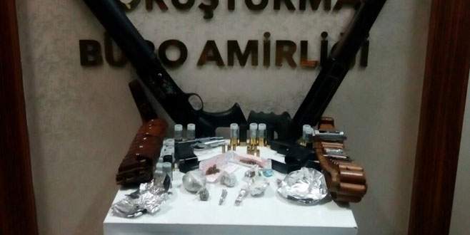 Bursa’da farklı adrese silah ve uyuşturucu baskını