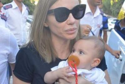 Bebek emzirirken çekilen fotoğrafına beğeni yağdı