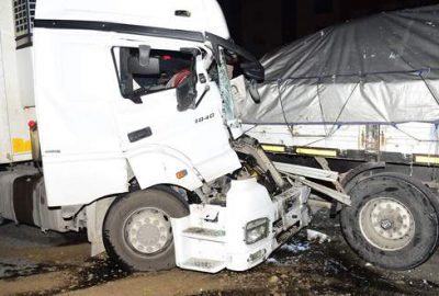 İki TIR birbirine girdi!