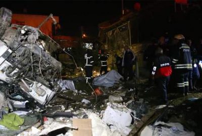 Tanker kahvehaneye girdi! Ortalık savaş alanına döndü: 2 ölü, 5 yaralı