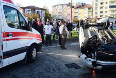 Bursa’da iki otomobil çarpıştı: 3 yaralı