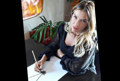 Mücevher tasarlıyor