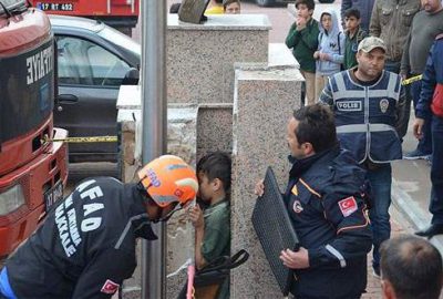 Öğrencinin başı Atatürk büstü ile duvar arasına sıkıştı