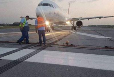 Öpücük kavgası uçağı pist başından döndürdü