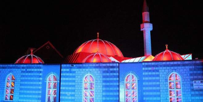 Hollanda’daki Fatih Camisi’nde ışık gösterisi