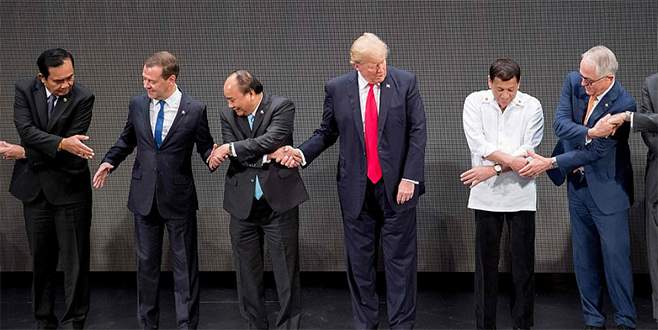 Duterte, Trump için ‘aşk şarkısı’ söyledi