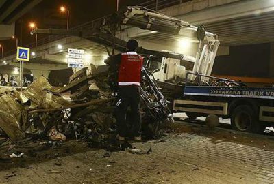 Kazada paramparça olan otomobilden sağ çıktılar