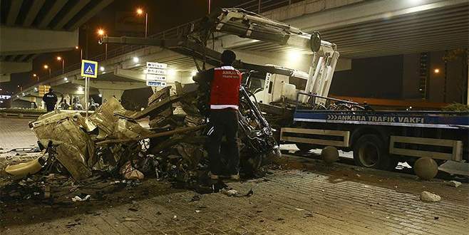 Kazada paramparça olan otomobilden sağ çıktılar