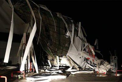 Şiddetli yağış ve fırtına duvarları yıktı, araçları devirdi