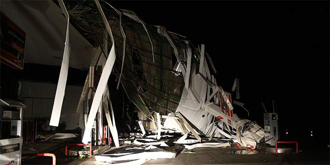 Şiddetli yağış ve fırtına duvarları yıktı, araçları devirdi