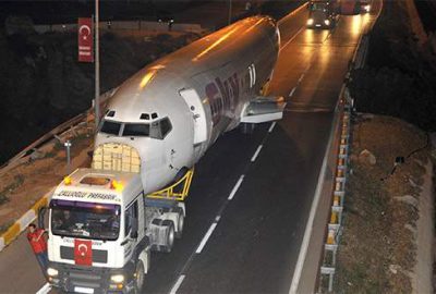 Uçağın parçaları liseye TIR’larla taşındı