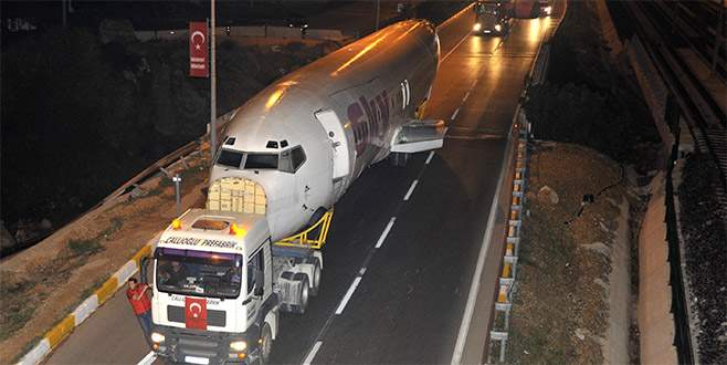 Uçağın parçaları liseye TIR’larla taşındı