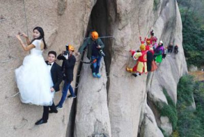 Çılgın çift, düğün fotoğrafları için dağa tırmandı