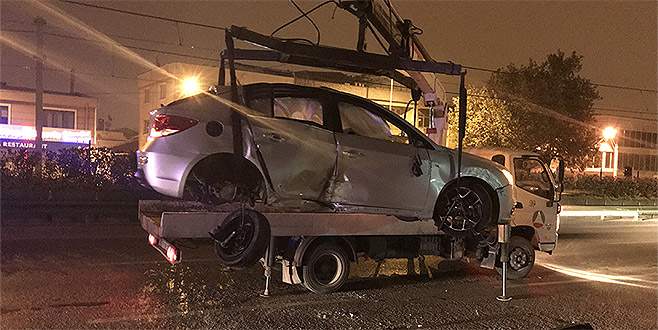 Kontrolden çıkan araç bariyerlere çarptı