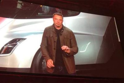 Tesla’nın kurucusu Elon Musk yeni araçlarını tanıttı