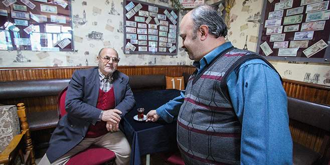 Bursa’daki bu kahveye gelenler şakalanıyor