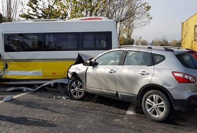 Bursa’da öğrencilerin bulunduğu minibüs kaza yaptı