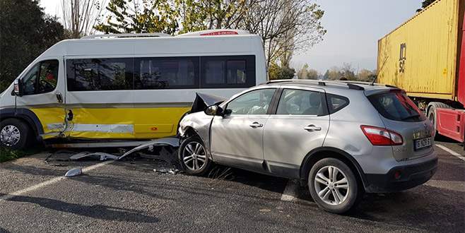 Bursa’da öğrencilerin bulunduğu minibüs kaza yaptı