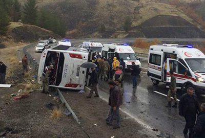 Yolcu otobüsü devrildi: 2 ölü, 18 yaralı