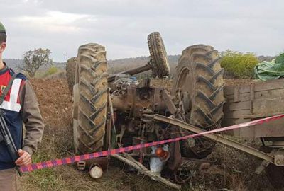 Takla atan traktörün altında kalan tarım işçisi hayatını kaybetti