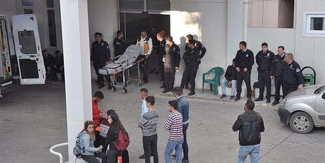 Okul önünde kavga: 1 ölü, 2 yaralı Okul önünde kavga: 1 ölü, 2 yaralı