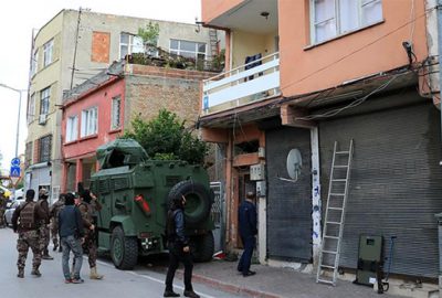 Ablasını ve yeğenlerini silahla rehin aldı