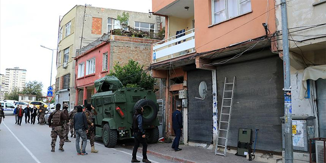 Ablasını ve yeğenlerini silahla rehin aldı