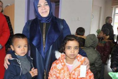 Sevgi Derneği mont dağıttı