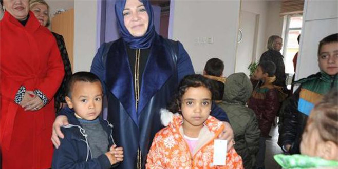 Sevgi Derneği mont dağıttı Sevgi Derneği mont dağıttı