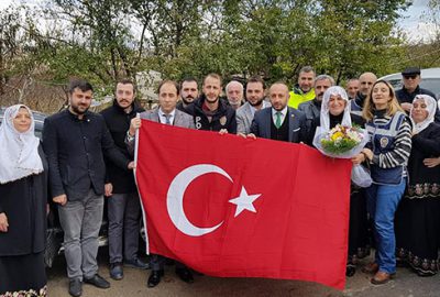 Saitabatlı kadınlardan  nöbet tutan polise ziyaret