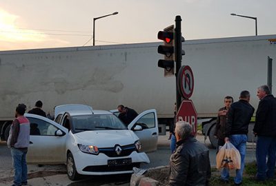 Bursa’da otomobille TIR çarpıştı
