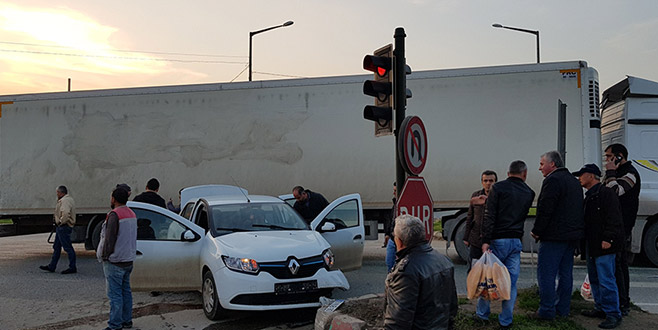 Bursa’da otomobille TIR çarpıştı