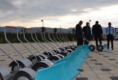 Kaldırımda buzlanmaya karşı önlem alınıyor