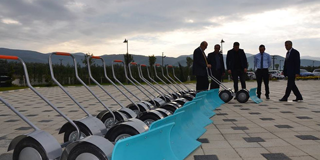 Kaldırımda buzlanmaya karşı önlem alınıyor Kaldırımda buzlanmaya karşı önlem alınıyor