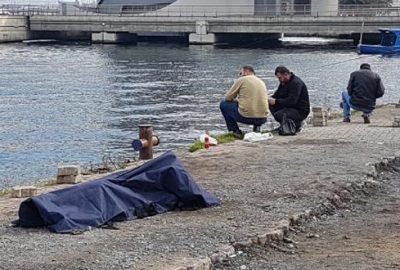 Cesede rağmen balık tutmaya devam ettiler