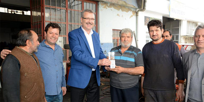 Özkan esnafı plaketle ödüllendirdi