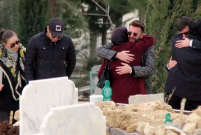 Mezarda hüngür hüngür ağlayan kardeşler, babalarının mirasını reddetti