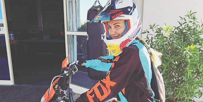 Çölde motokros yaptı