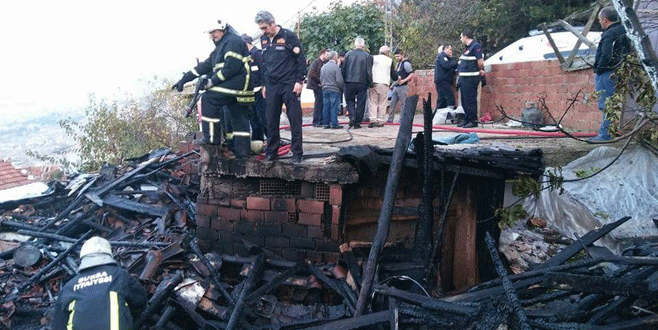 Bursa’da yangın: Ahşap ev küle döndü