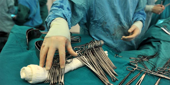 Karın ağrısı şikayetiyle hastaneye gitti, karnından ‘havlu’ çıktı