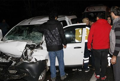 Kırmızı ışıkta duran TIR’a arkadan çarptı 